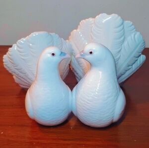 Vintage Lladro "Kissing Doves"